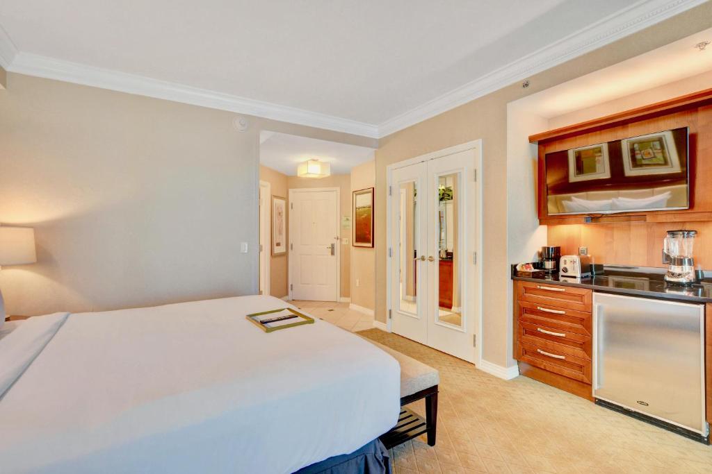 No Resort Fee - Balcony Strip Views, Pools & Parking photo