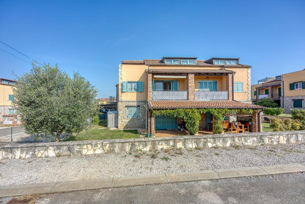 apartamentowiec z ogrodzeniem przed nim w obiekcie Apartment Anita w mieście Gedići