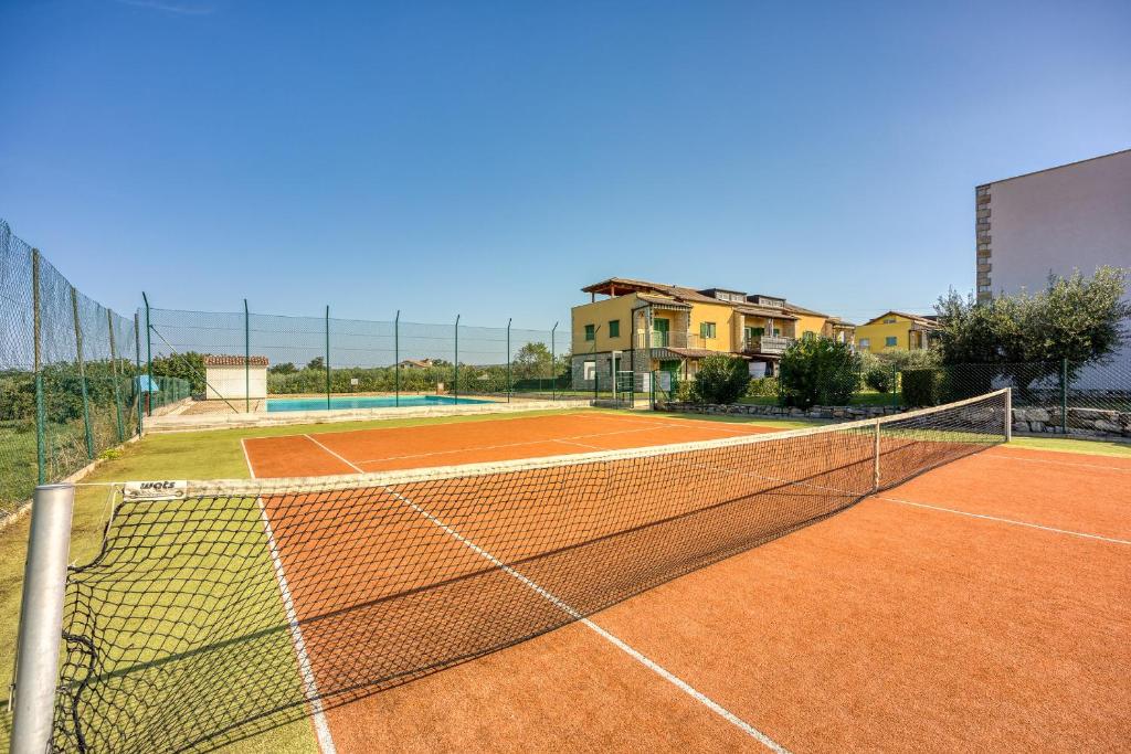 a tennis court with a net on top of it at Apartment Anita in Gedići