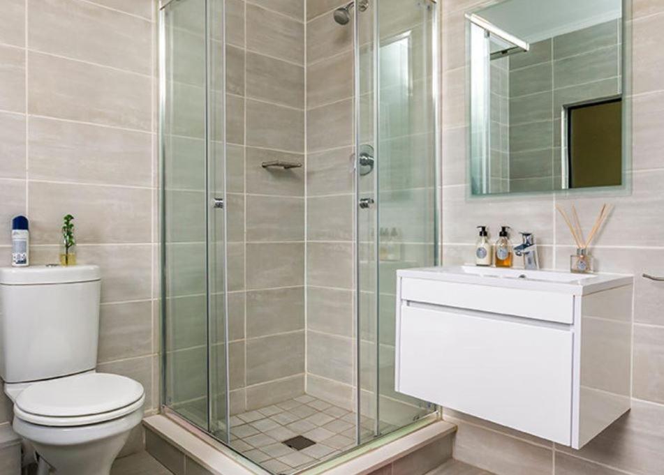 La salle de bains est pourvue d'une douche, de toilettes et d'un lavabo. dans l'établissement Kikuyu Lifestyle Escapade de Luxe, à Midrand