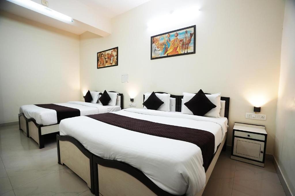 una habitación de hotel con 2 camas en una habitación en Hotel Lotus Inn en Udaipur