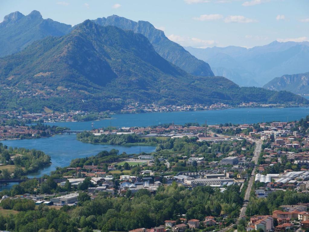 Et luftfoto af Casa Luigi : Como Lake wonderful view