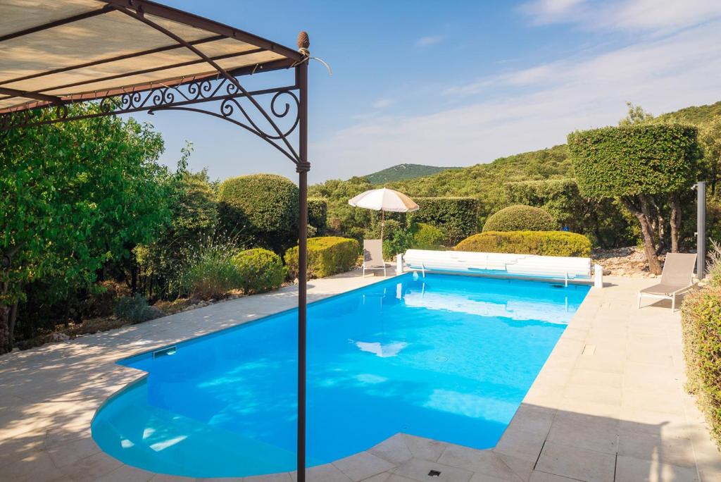 Πισίνα στο ή κοντά στο Villa Mas de Bouis - Views, Heated Pool, XL 6 Bedroom, AC, Nature, Beauty & Boules!