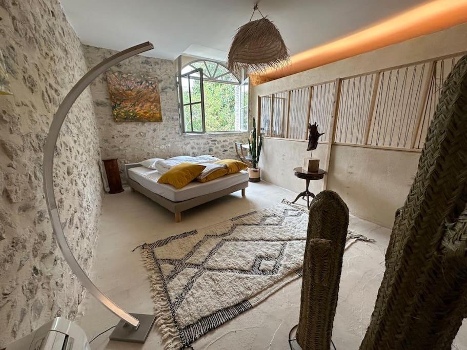 1 dormitorio con 1 cama en una habitación en Loft la Traversière, en Saint-Hippolyte-du-Fort