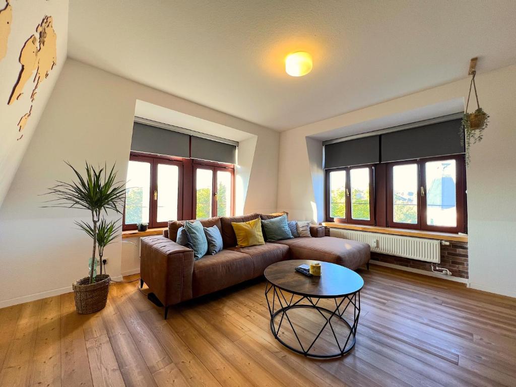 - un salon avec un canapé et une table dans l'établissement Cozy Apartment near city center Dresden by R&L, à Dresde