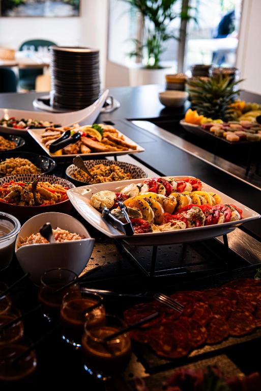 a buffet line with many different types of food at Kyriad Villeneuve Saint Georges - Hôtel rénové in Villeneuve-Saint-Georges