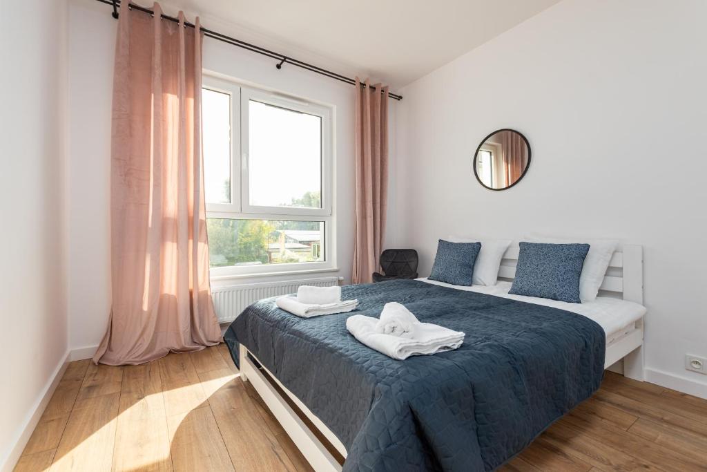um quarto com uma cama com duas toalhas em Nowy Służewiec 21 by Homeprime em Varsóvia