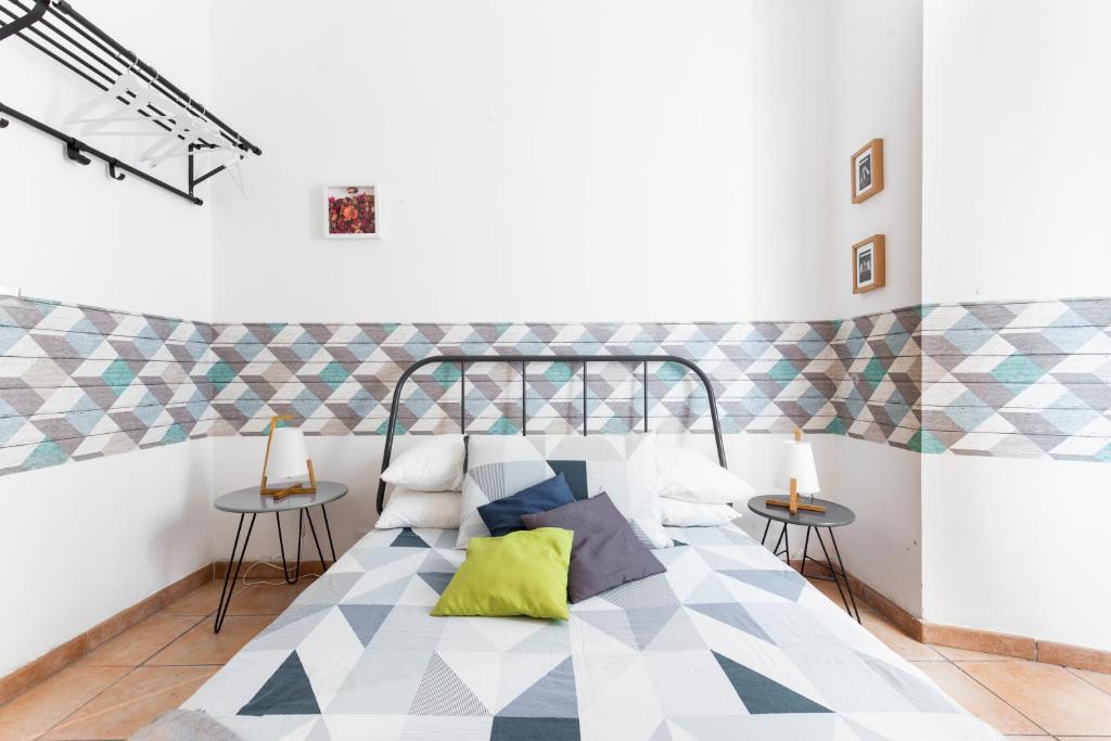 ローマにあるPinerolo Tourist Accommodationのベッドルーム1室(ベッド1台、サイドテーブル2台付)