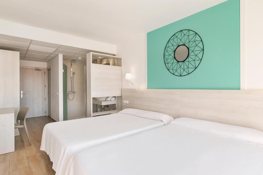 Posteľ alebo postele v izbe v ubytovaní Hotel Best Lloret Splash