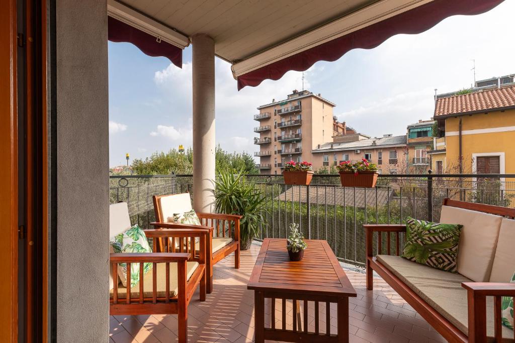 eine Terrasse mit Stühlen und einem Tisch auf dem Balkon in der Unterkunft Casty Sweet Home - parcheggio privato gratuito in Mailand