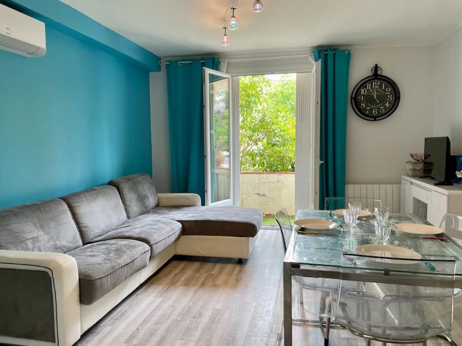 un salon avec un canapé et une table dans l'établissement Au coeur et au calme de Bandol, parking et climatisation, à Bandol