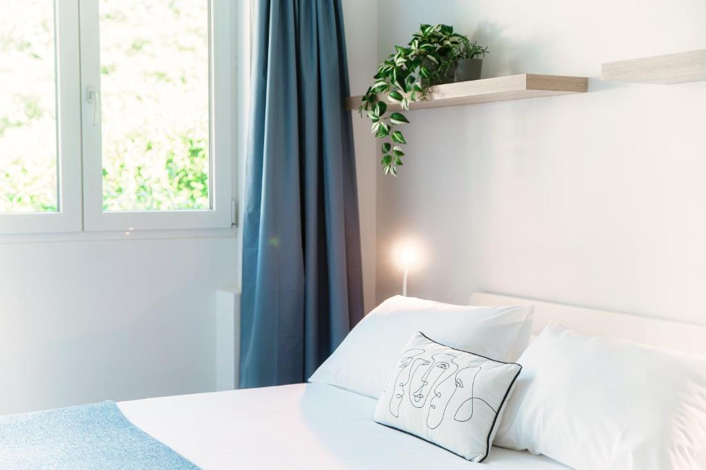 Letto o letti in una camera di Le Betulle Studios by Quokka 360 - studio apartments by the Origlio lake