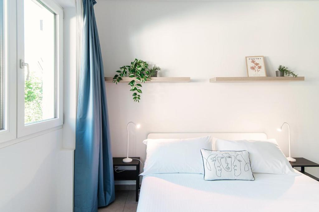 Letto o letti in una camera di Le Betulle Studios by Quokka 360 - studio apartments by the Origlio lake