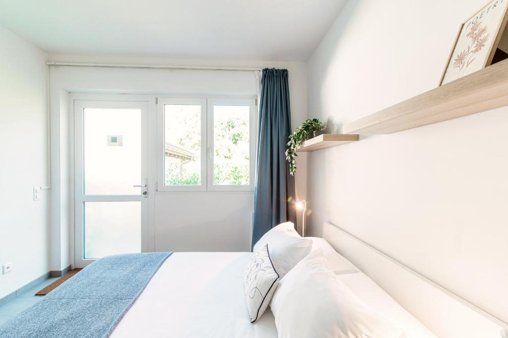 Letto o letti in una camera di Le Betulle Studios by Quokka 360 - studio apartments by the Origlio lake