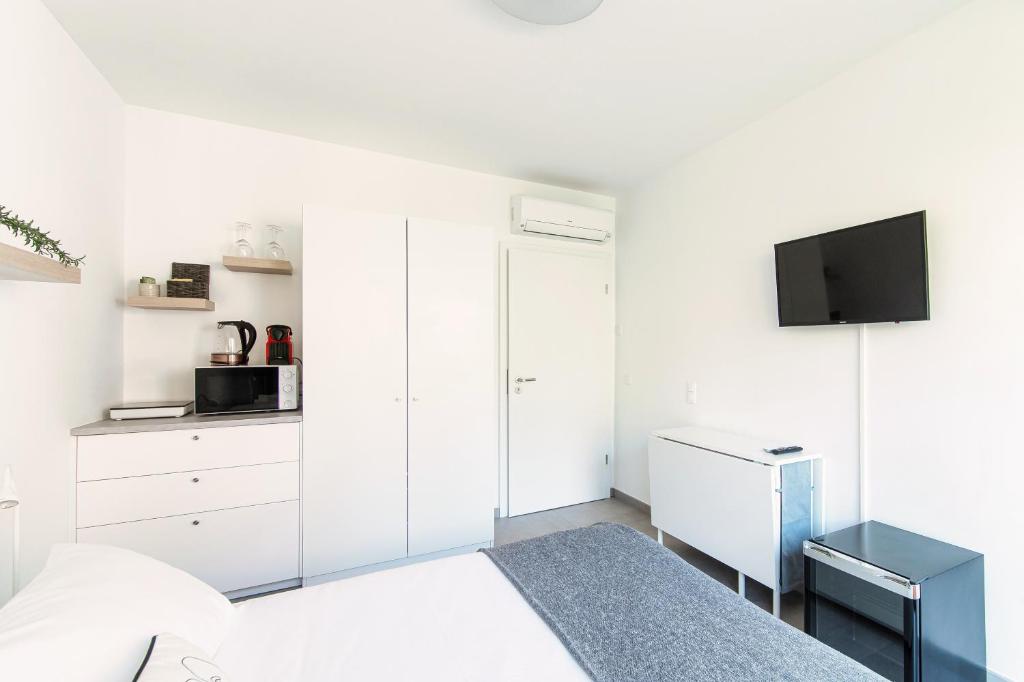 Cucina o angolo cottura di Le Betulle Studios by Quokka 360 - studio apartments by the Origlio lake