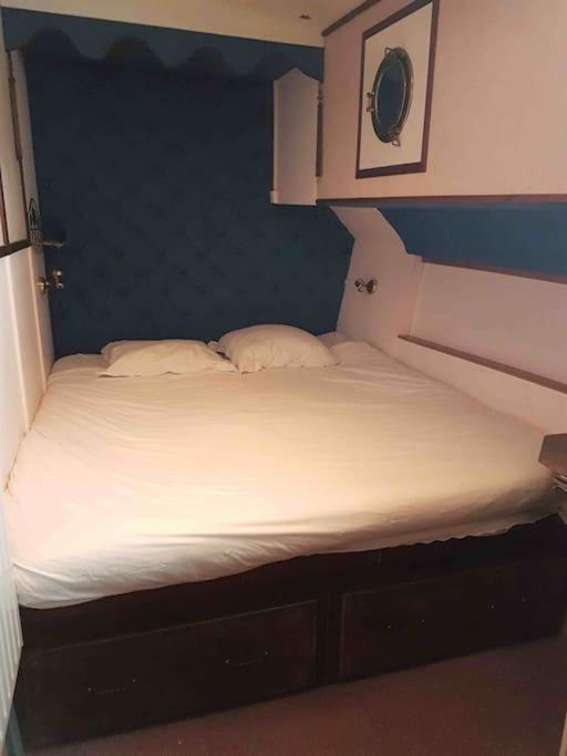 a bed with two pillows on it in a room at PÉNICHE authentique tout confort in Aigues-Mortes