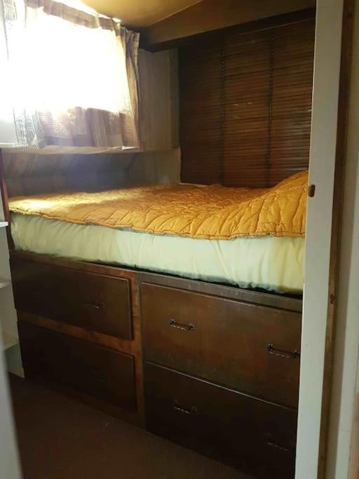 a bed in a small room with a window at PÉNICHE authentique tout confort in Aigues-Mortes