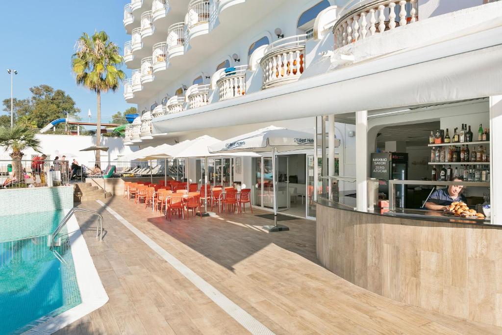 Bazén v ubytovaní Hotel Best Lloret Splash alebo v jeho blízkosti