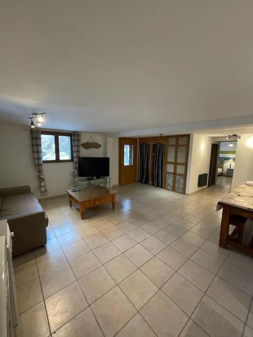 un salon avec un canapé et une table dans l'établissement Appartement paisible près des pistes de ski 4 pers, à Fontrabiouse