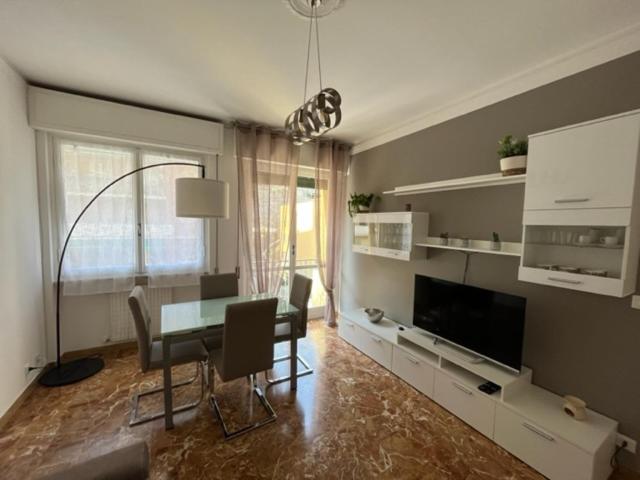 伯格里亞斯科的住宿－DA CAMILLO，客厅配有餐桌和电视