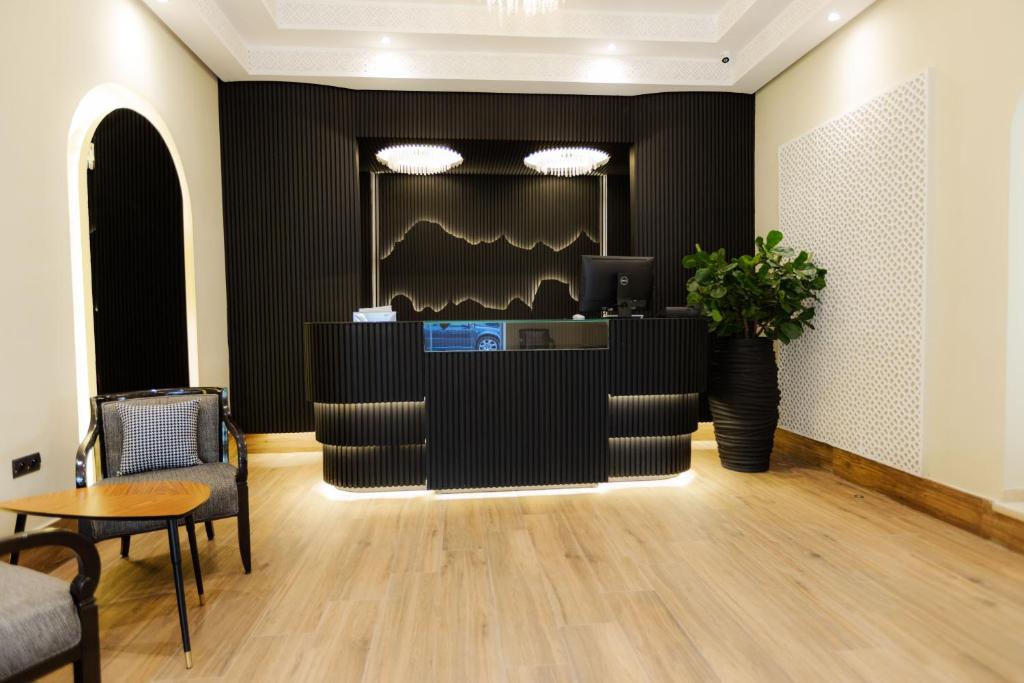 un ufficio con una parete nera e una scrivania di Ennesma Hotel a Casablanca