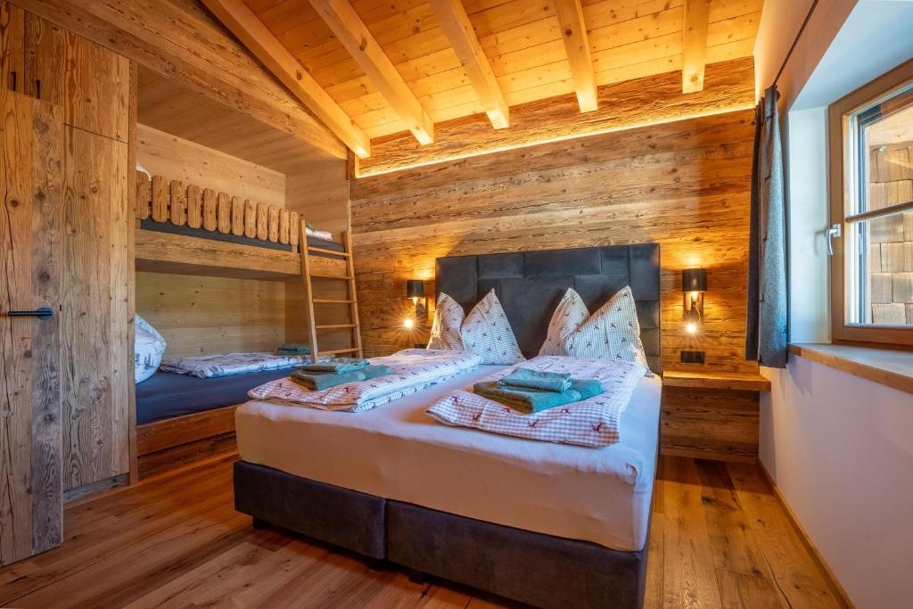 1 dormitorio con 2 literas y paredes de madera en Apartment Taxer, en Aurach bei Kitzbuhel