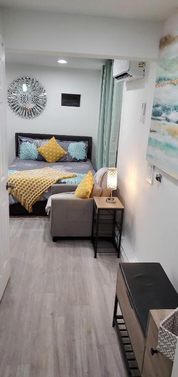 sala de estar con cama y sofá en Eleg Stu Apt with Lux amnts steps frm Nautical Mile, en Freeport