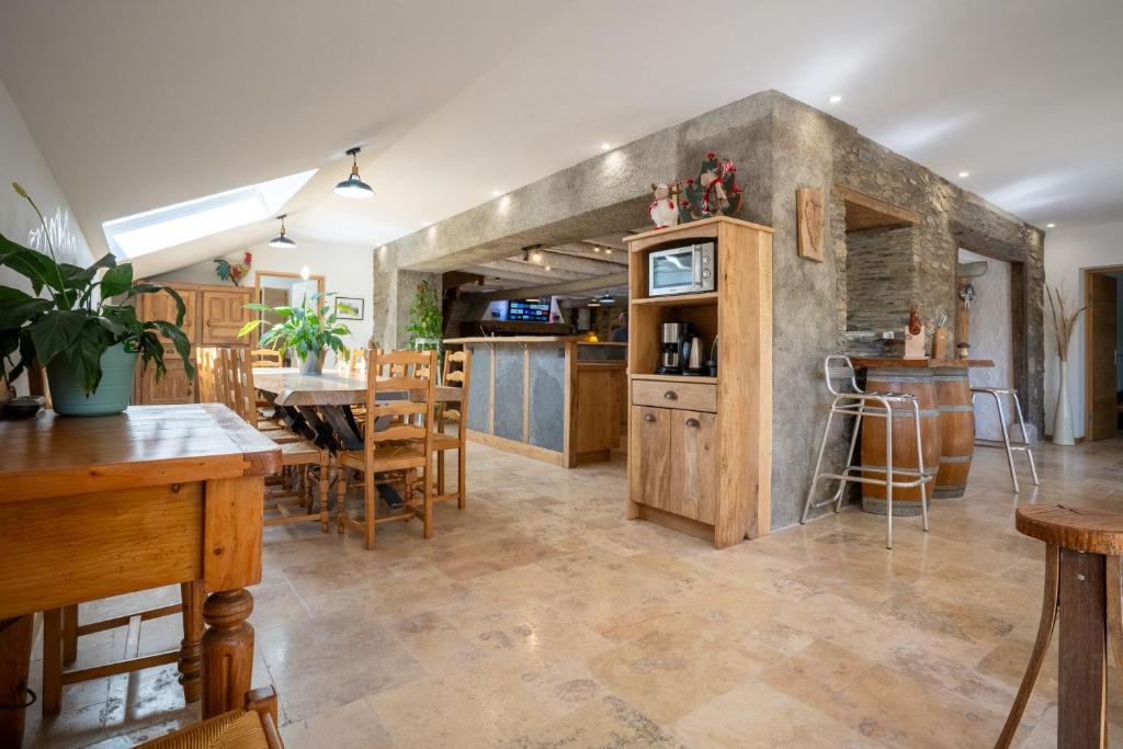 Kuchyňa alebo kuchynka v ubytovaní grange rénovée en gîte/maison/chalet