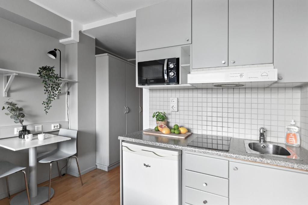 Kuchyň nebo kuchyňský kout v ubytování Forenom Aparthotel Stockholm Alvik