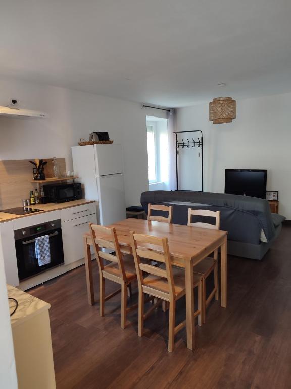 un salon avec une table, des chaises et un canapé dans l'établissement Les deux via, à La Voulte-sur-Rhône