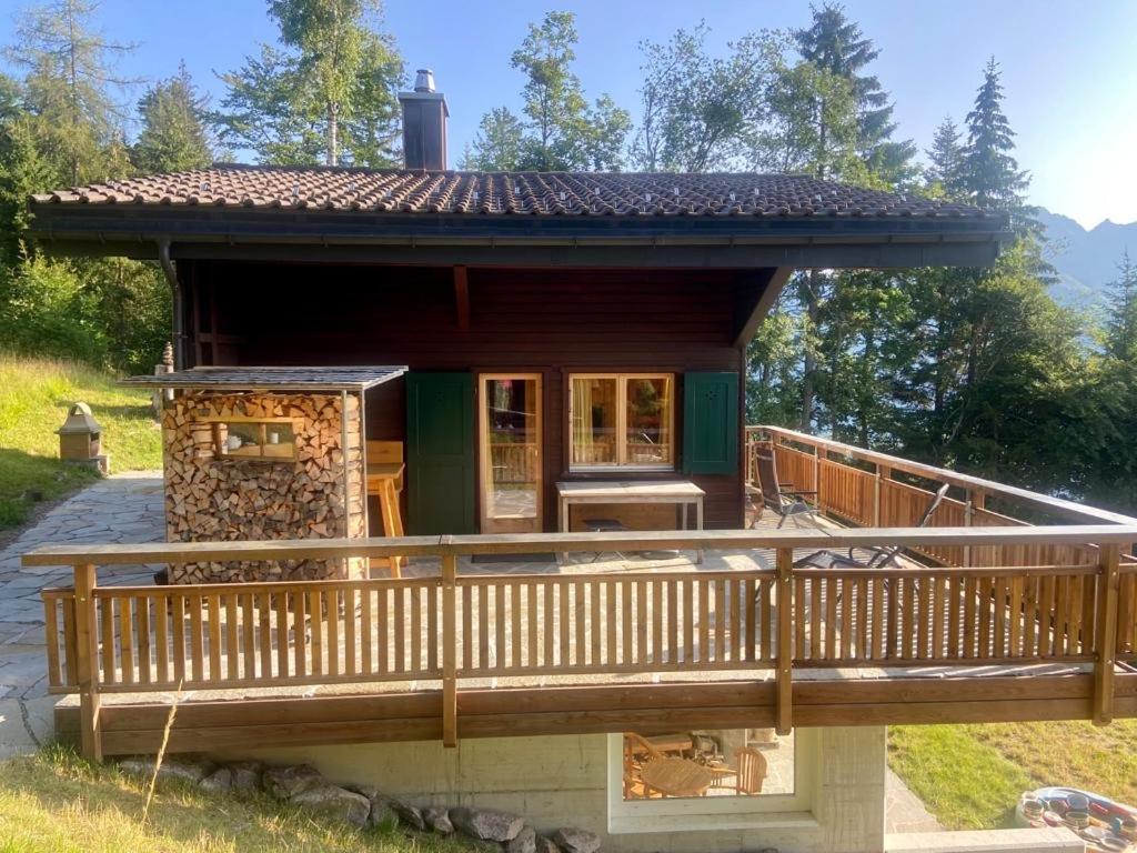 une petite maison avec une terrasse couverte et une terrasse dans l'établissement Chalet Tobeleck - CharmingStay, à Flumserberg