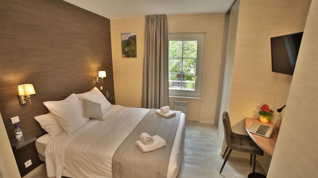Ένα ή περισσότερα κρεβάτια σε δωμάτιο στο L'HÔTEL DES BAINS - Salles-la-Source