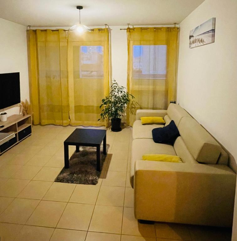 un salon avec un canapé et une table dans l'établissement Les docks libres sud, à Marseille