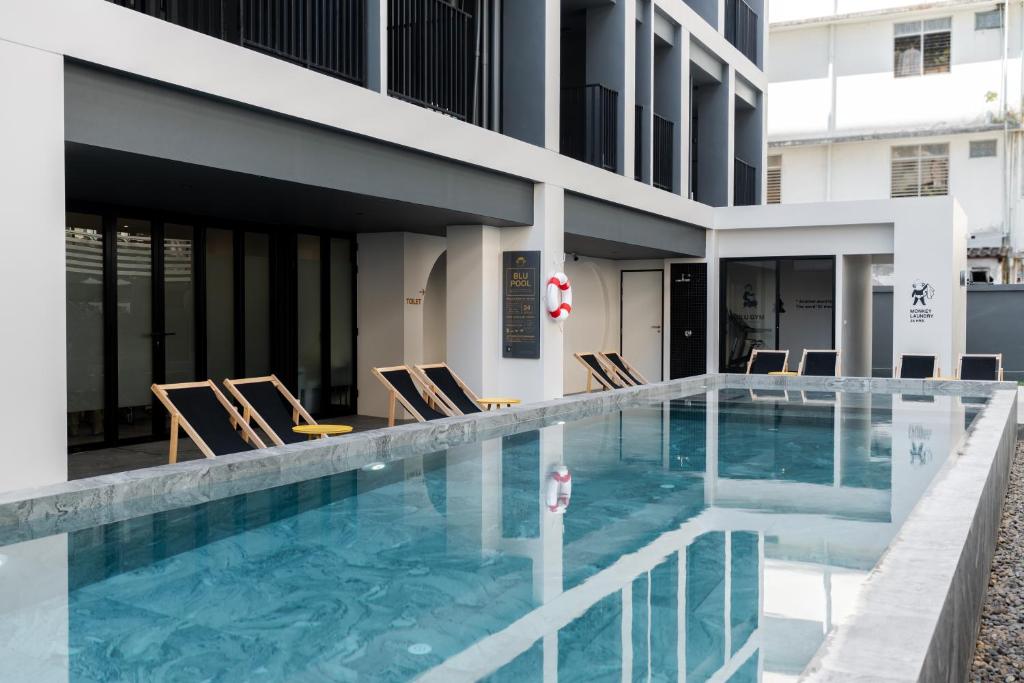 Bazén v ubytování Blu Monkey Hub and Hotel Krabi Town nebo v jeho okolí