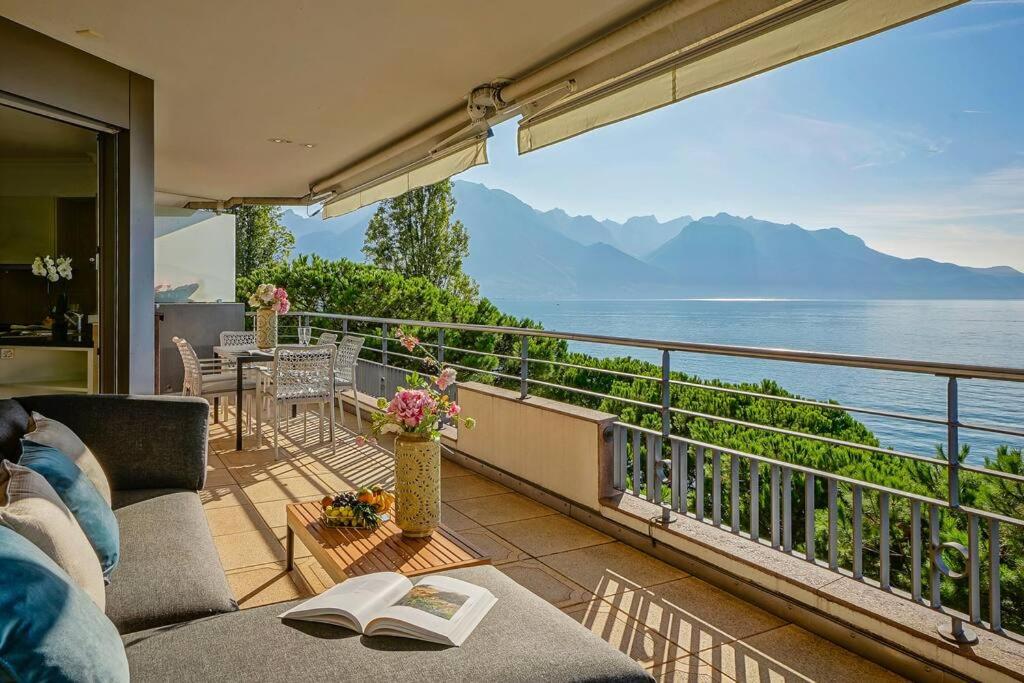 een huis met een balkon met uitzicht op het water bij Lake View Montreux Jazz Festival in Montreux