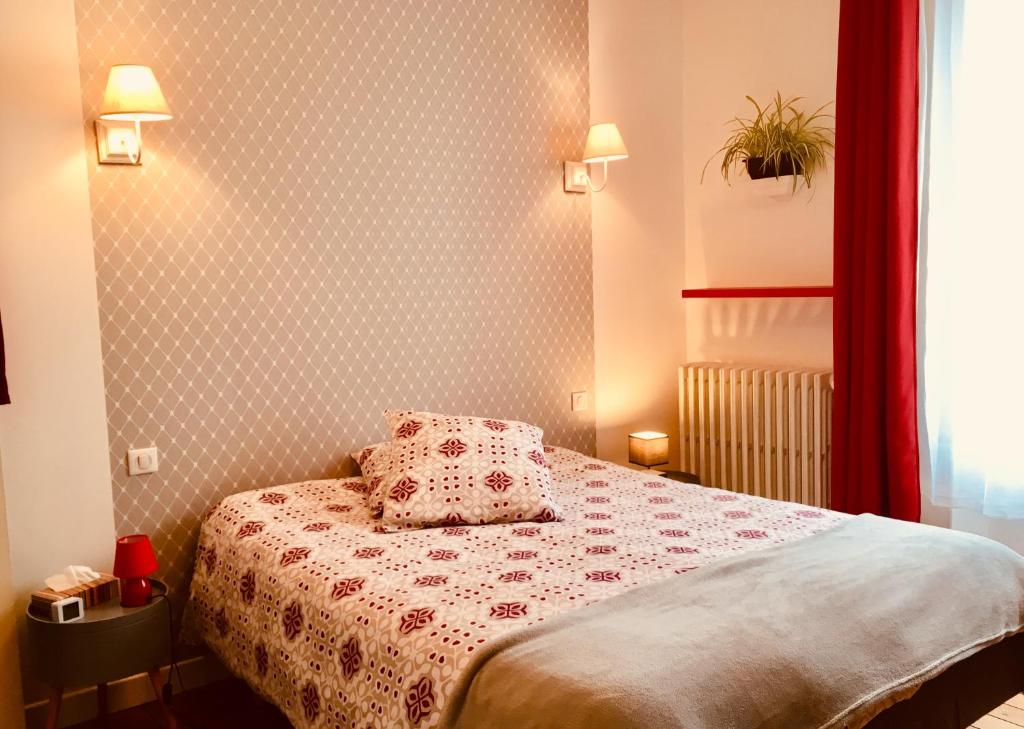 1 dormitorio con cama con almohada en Chambres d'hôtes Le 42 en Nogent-le-Rotrou