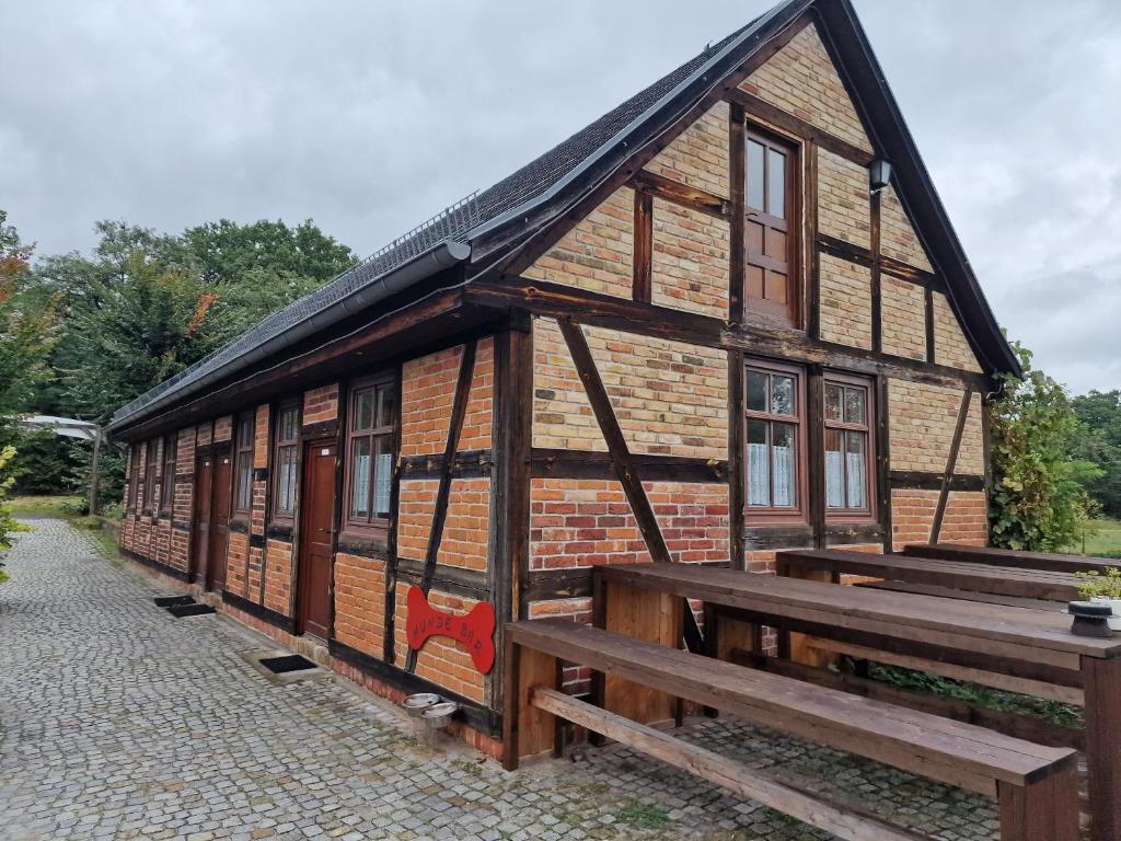 un gran edificio de madera con ventanas y ladrillo en Gasthof Reuner, en Glashütte