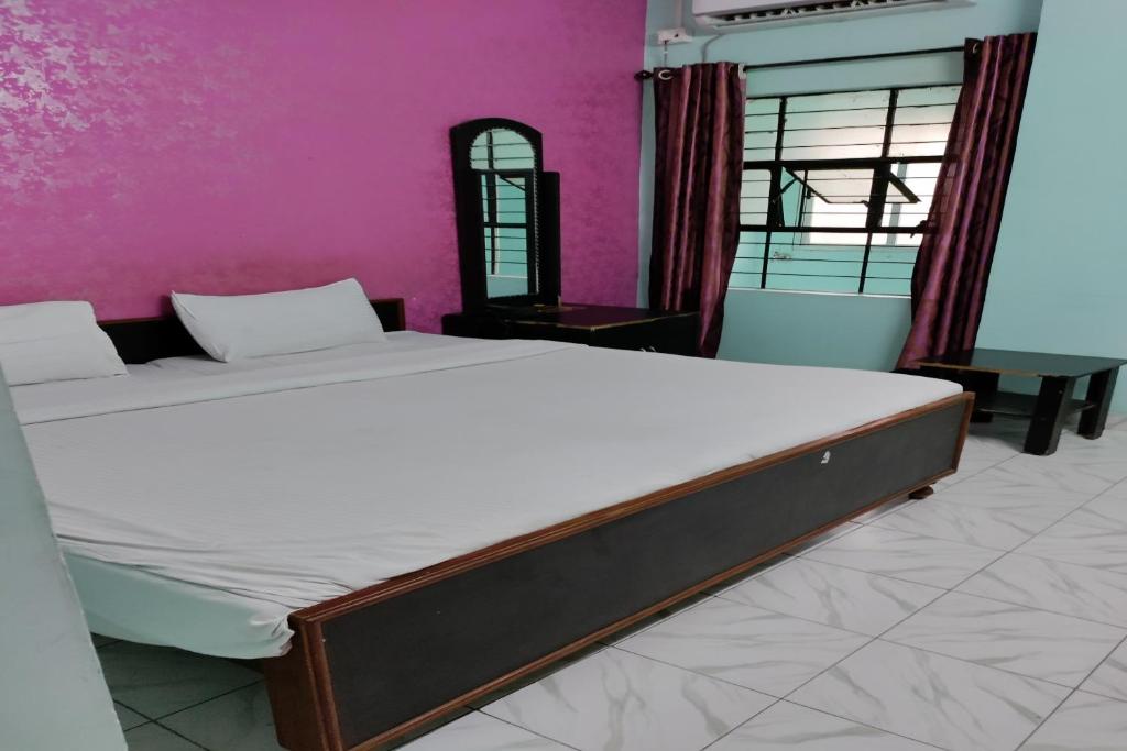 Een bed of bedden in een kamer bij Flagship Green Valley Inn