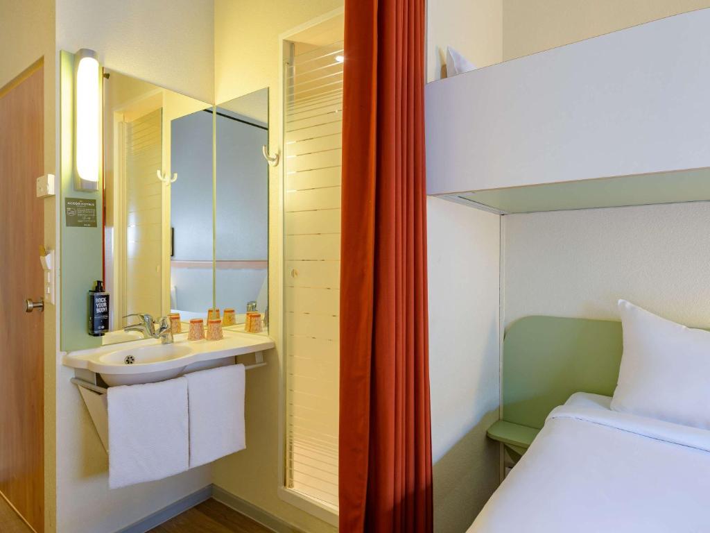 Postel nebo postele na pokoji v ubytování ibis budget Hotel Luzern City
