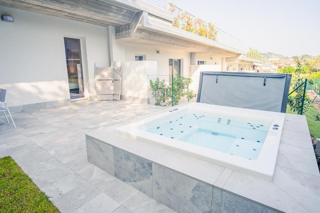 eine große Badewanne auf einer Terrasse in der Unterkunft Garda Luxury Suite - Italian Homing in Padenghe sul Garda