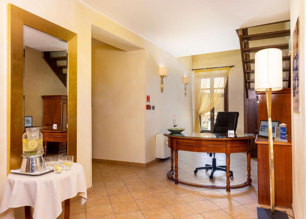 Telewizja i/lub zestaw kina domowego w obiekcie Best Western Plus Hotel Le Rondini