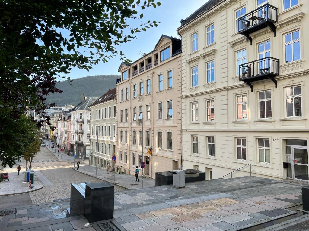 uma vista para uma rua da cidade com edifícios em Vestre Torggaten 20 em Bergen