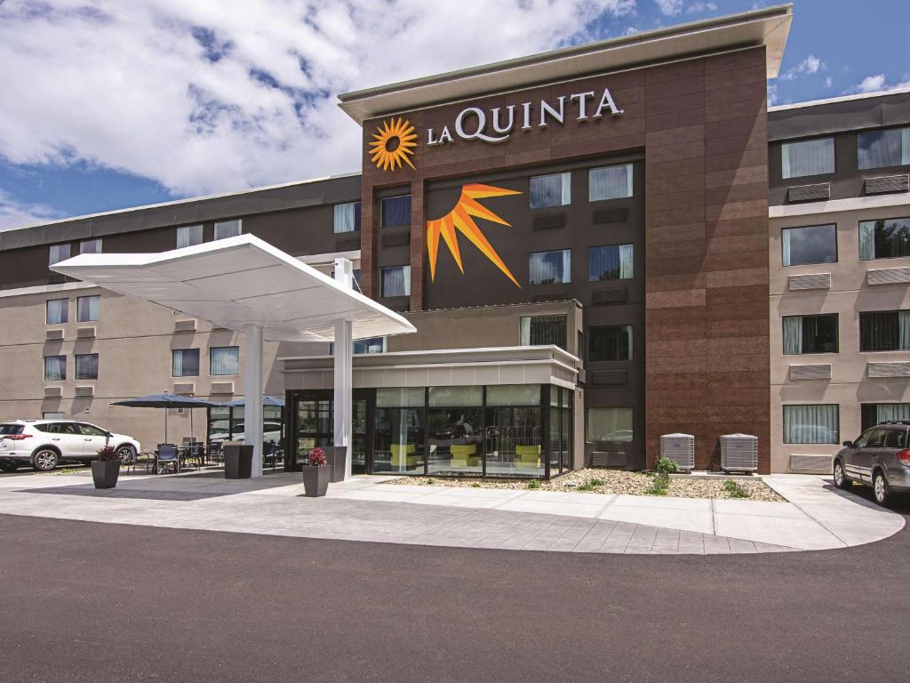a building with a sunina sign on top of it at La Quinta by Wyndham Portland in Portland