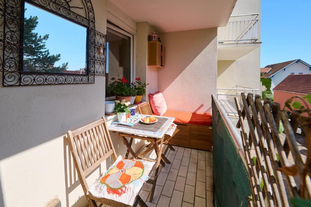 patio con mesa y sillas en el balcón en Casa Aquarella - Proche Strasbourg, en Schiltigheim