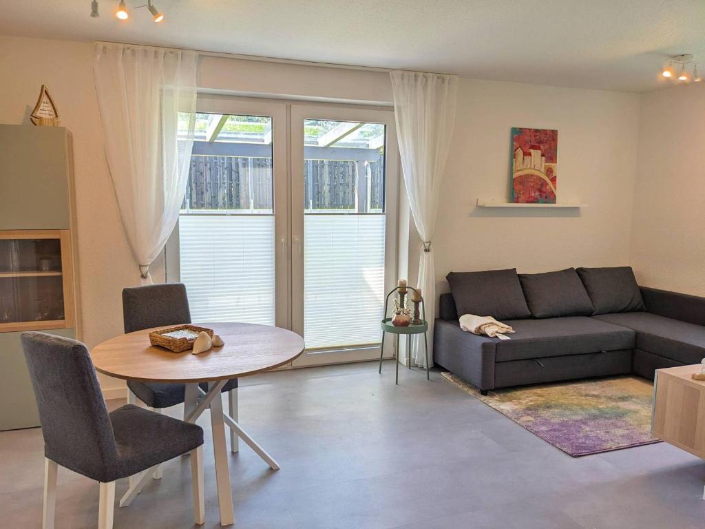 a living room with a couch and a table at Ferienwohnung direkt am Radweg zum Steinhuder Meer in Wunstorf