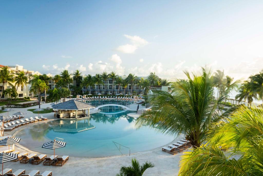 una vista aérea de una piscina en un complejo en Hyatt Zilara Riviera Maya Adults Only All-Inclusive, en Playa del Carmen