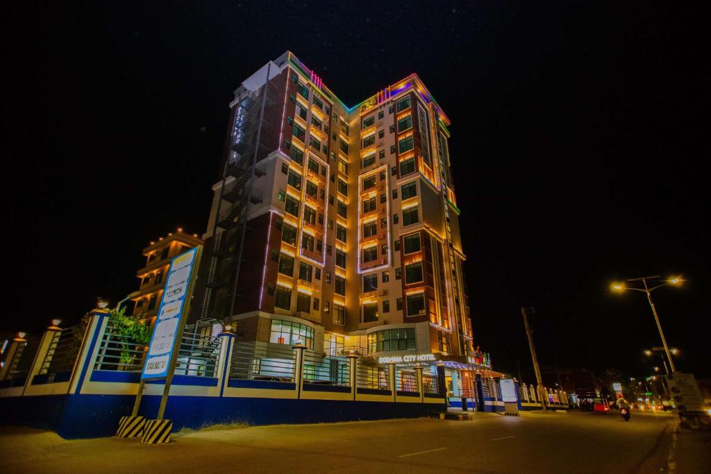een hoog gebouw wordt 's nachts verlicht bij Best Western Dodoma City Hotel in Dodoma