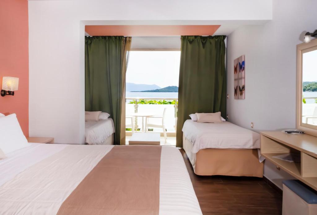 Armeno beach hotel - Standard Quadruple Room