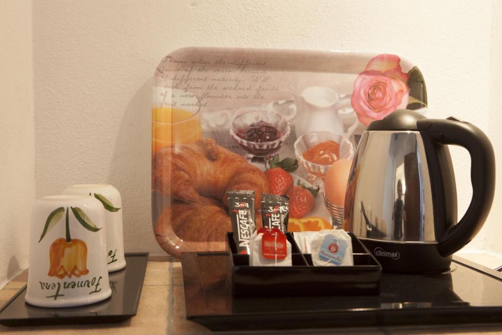 Příslušenství pro přípravu čaje a kávy v ubytování Hostal Alemania