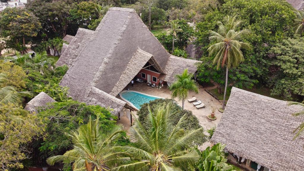 una vista aérea de una casa con techo en Saffron Garden Malindi en Malindi